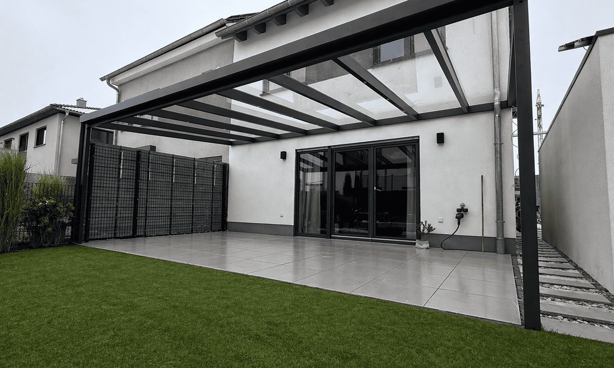 Moderne Terrasse mit einem Dach und Gartenmöbeln (1)